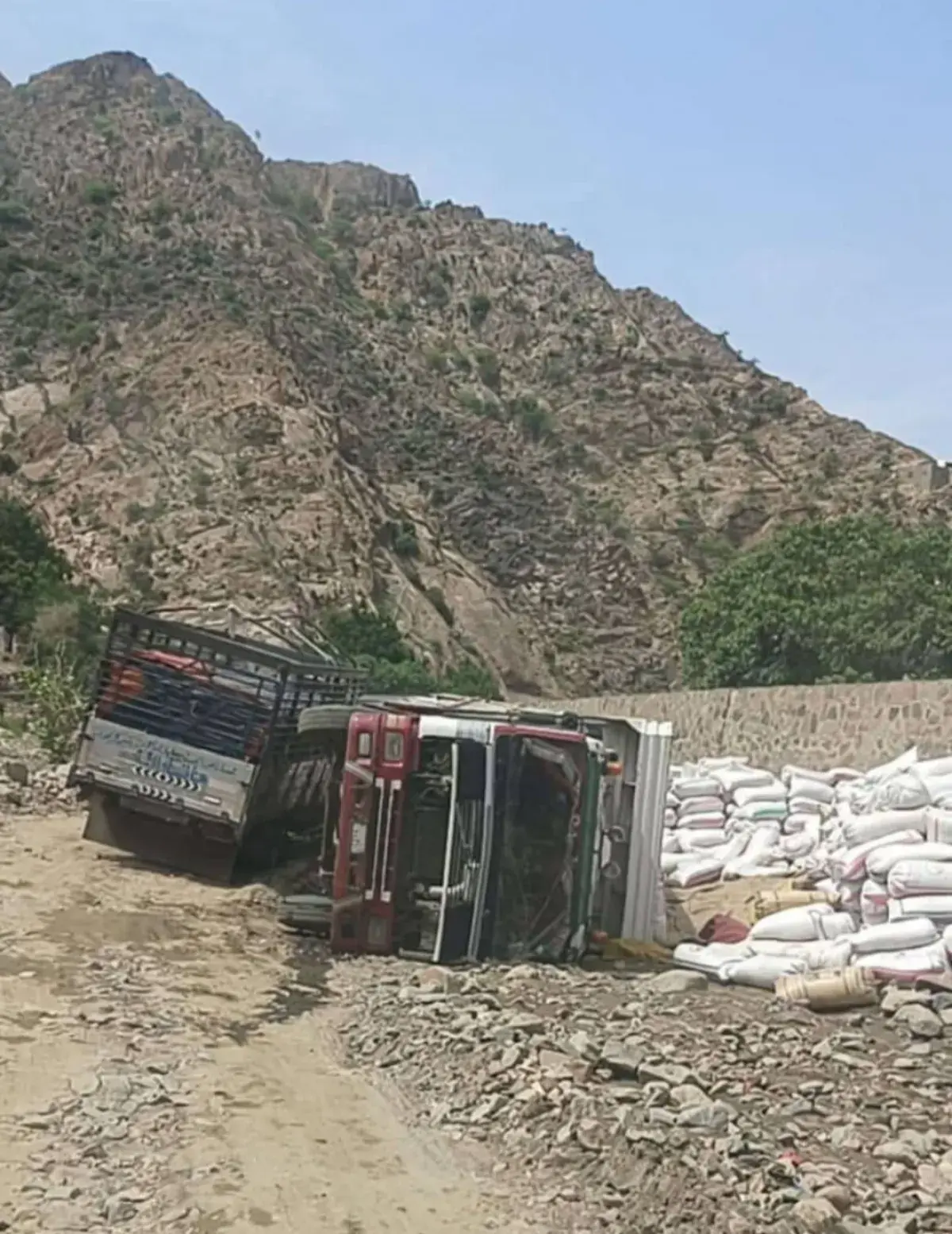 سائقو شاحنات يناشدون التدخل لإنقاذ طريق المقاطرة