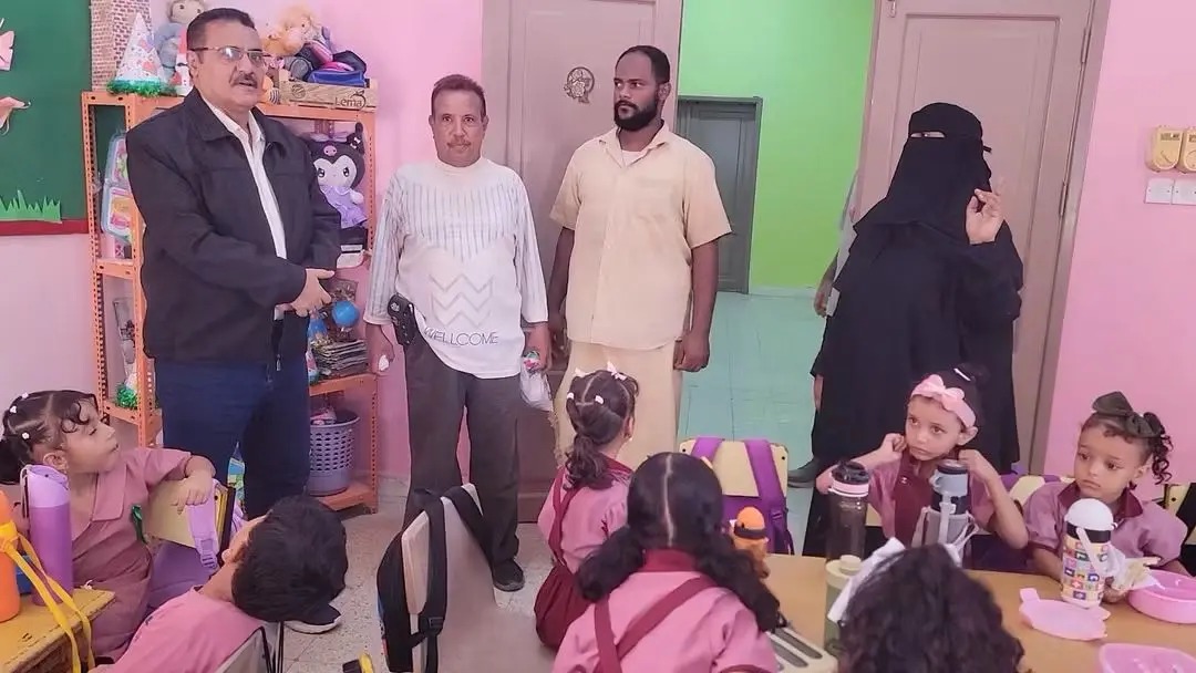 مدير عام البريقة يوجه بتركيب أجهزة تكييف لروضة الش...