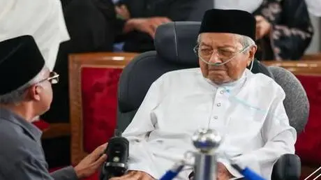 على كرسي متحرك.. مهاتير محمد يودع رفيقة دربه 70 عا...