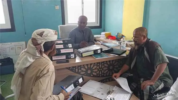 مدير إدارة التعليم الأهلي وممثل وزارة التربية والتعليم يزوران مدارس طيبة بلحج
