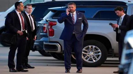 نائب مدير مكتب التحقيقات الفيدرالي "FBI" يستقيل من...