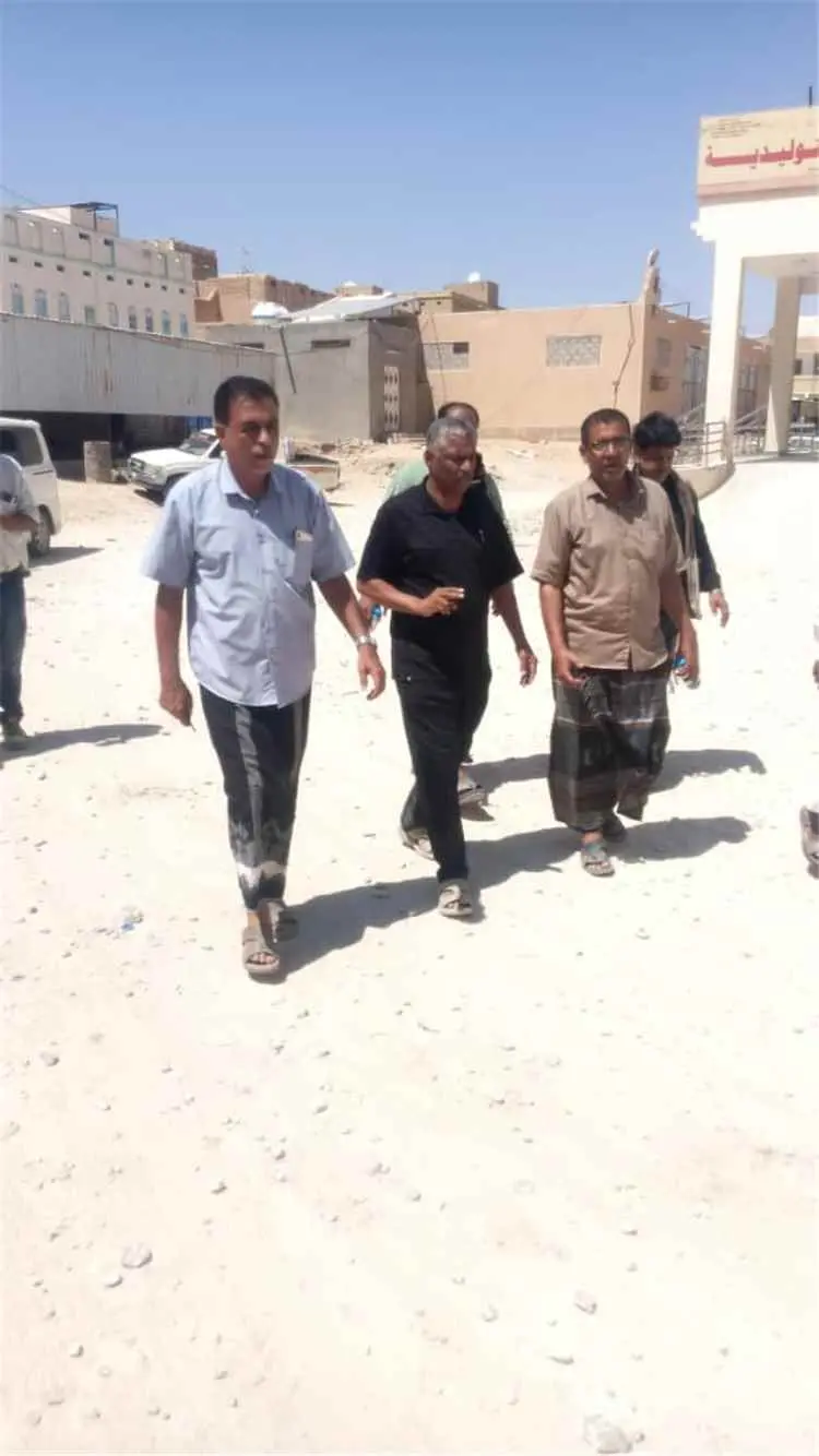 مدير عام مديرية القطن يوجه باستئناف مشروع سفلتة وإ...