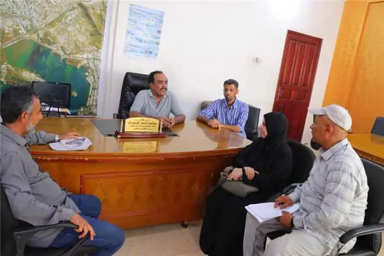 مدير عام خورمكسر يناقش مع شعبة المشاريع بتربية عدن استكمال المشاريع التربوية وتعزيز البنية التحتية التعليمية