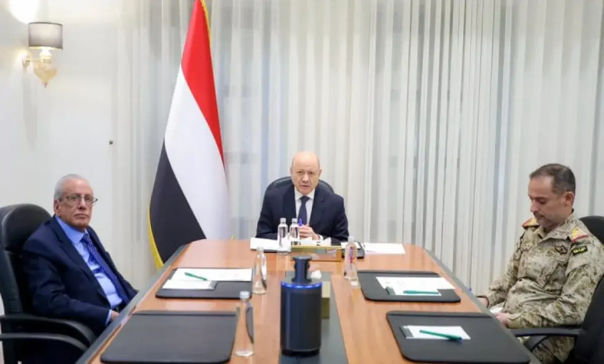 العليمي يوجه بتسريع تنفيذ قراري العودة الآمنة والت...