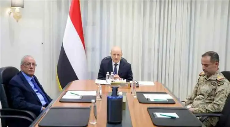 العليمي يوجه بتسريع تنفيذ قراري العودة الآمنة والت...