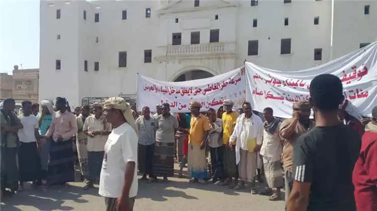 عمال الشحن والتفريغ وسائقي السيارات بميناء الشحر ي...
