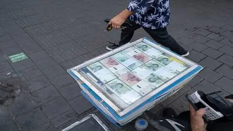 الريال الإيراني يهبط إلى مستوى قياسي جديد والدولار...