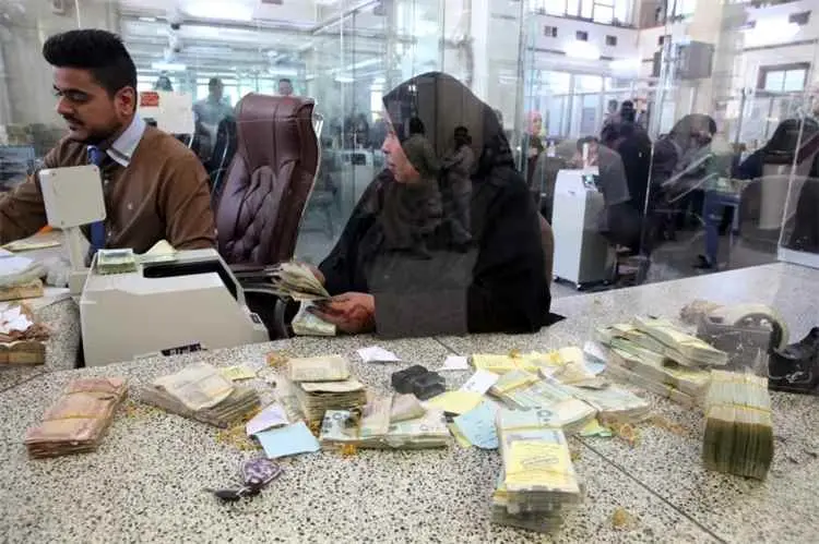 مصادر محلية: قيادات حوثية تسحب أموالاً من بنوك في...