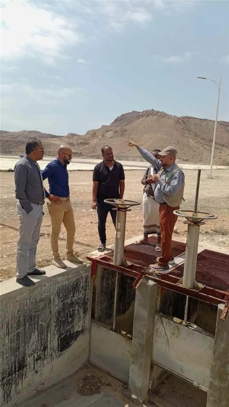 مدير عام مياه ساحل حضرموت يتفقد محطتي الميناء وحي...