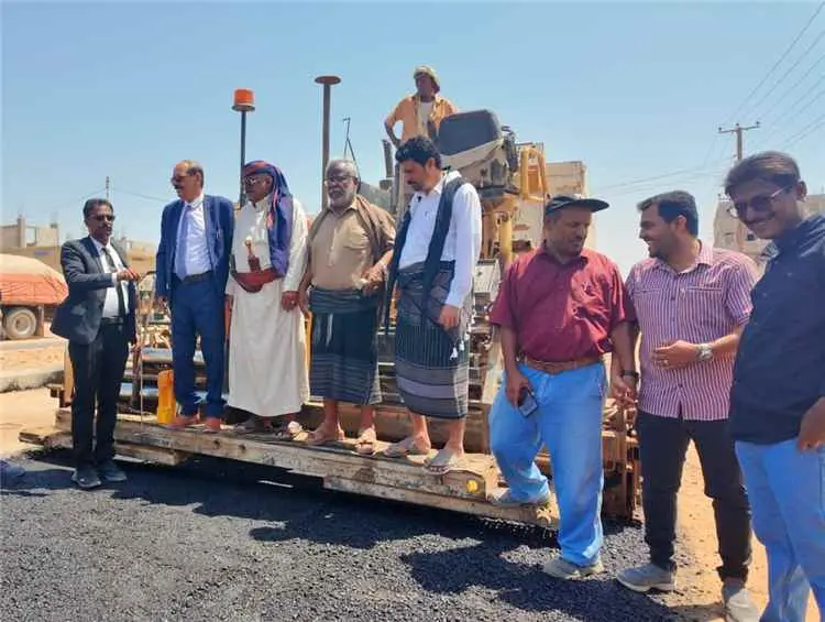 وكيل محافظة شبوة يطّلع على أوضاع مستشفى عزان ويدشن المرحلة الثانية من سفلتة الشارع الرئيسي