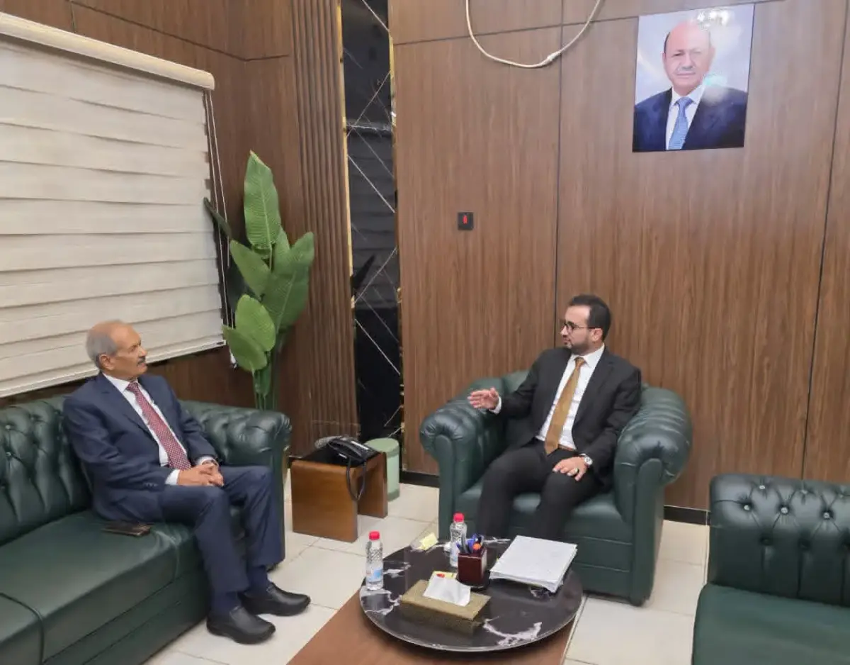 وزير الخدمة المدنية يلتقي الرئيس الأسبق للمؤسسة ال...