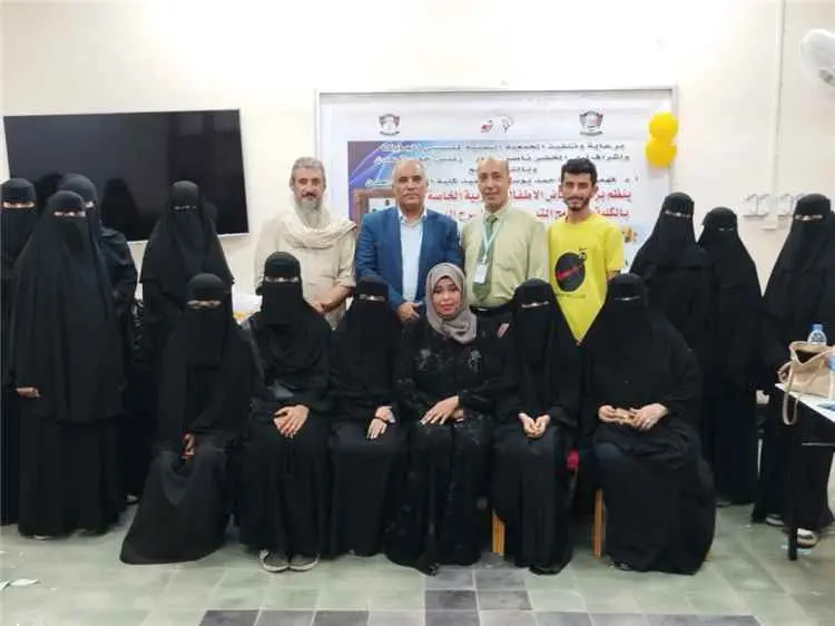 وزير التربية والتعليم يطلع على إبداعات طلاب تربية جامعة عدن في مسرح الدمى