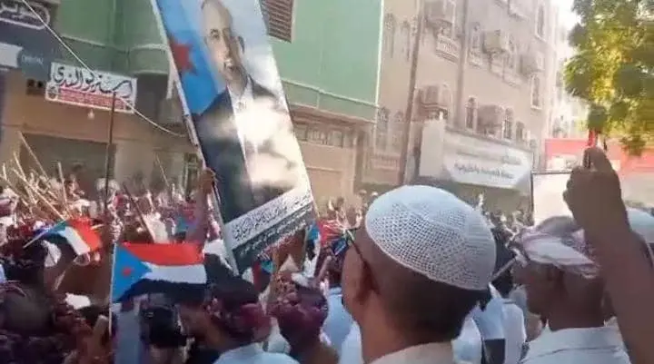 مطلع المطالع بحضرموت يتزين برفع أعلام دولة الجنوب...