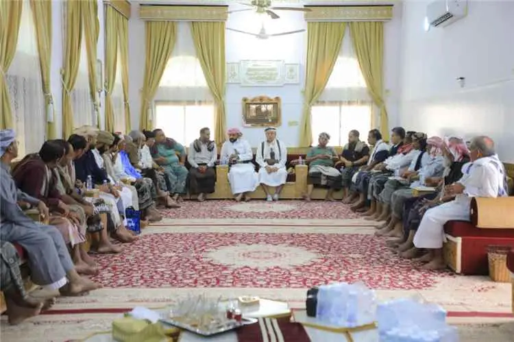 وفد من مؤتمر حضرموت الجامع يزور الحكم بن نهيد النه...