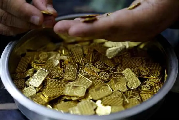 أسعار الذهب تتراجع عالميا: الأوقية تسجل 4161.58 دو...