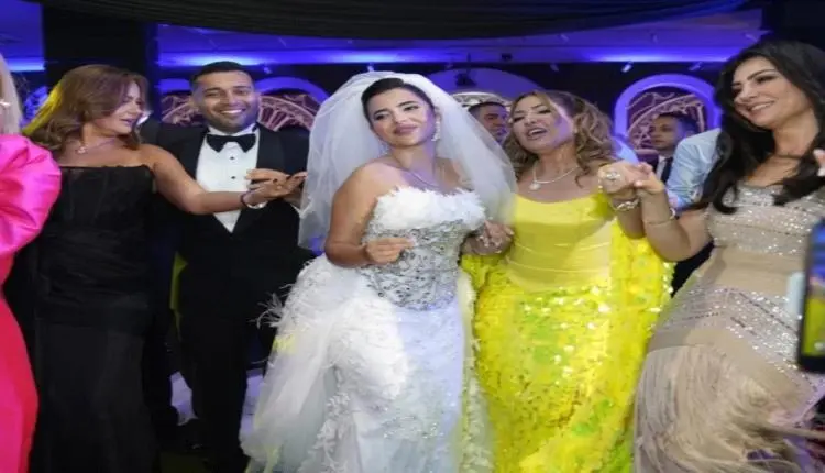 عكاز يحيى الفخراني وزغرودة وطبلة لبلبة في زفاف نجل...