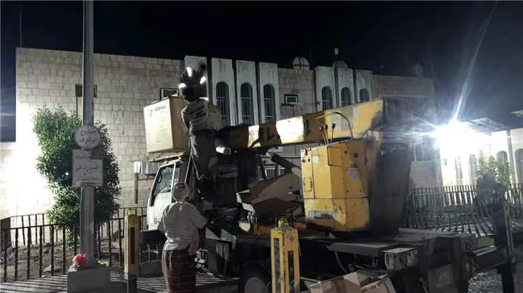 مكتب الأشغال بالشحر ينفذ صيانة للإنارة وكشافات الـ...