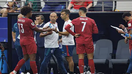 "أنا ممنوع من التعليق".. نجم البرتغال يتورط مع الإ...