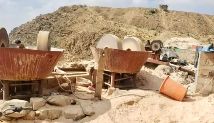 تنقيب الذهب في اليمن.. الفقر يحوّل المناجم إلى مقا...