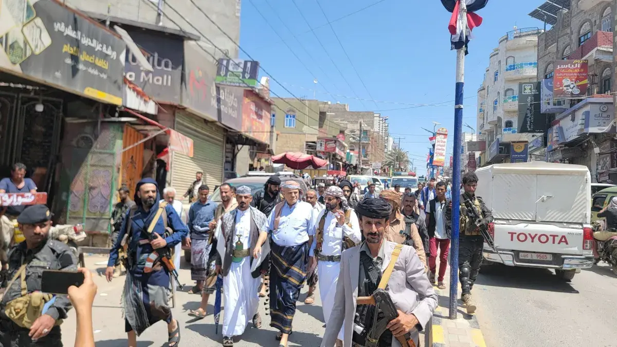 خلال جولة ميدانية في التربة.. شمسان يتفقد أوضاع ال...