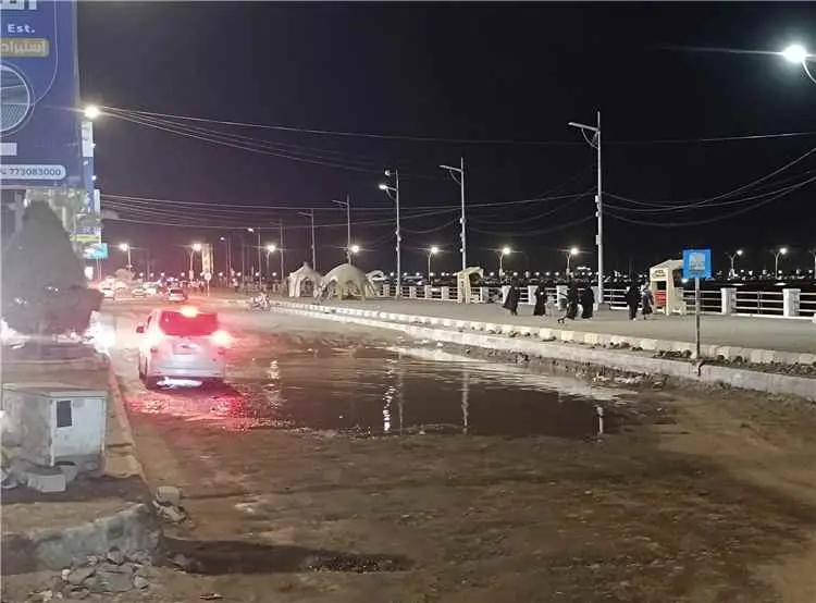 تعثر صيانة طريق "خط المحافظ" بعدن.. والمجاري تعطل...
