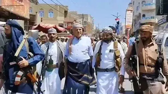 شاهد.. محافظ تعز يدحض الشائعات الحوثية بجولة تفقدية للتربة ويؤكد حضور السلطة المحلية بالميدان