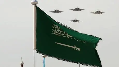 السعودية: إصابة مقيم وتضرر مصلى ومركبات إثر سقوط ش...
