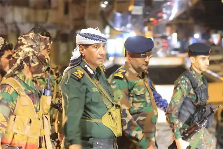 مدير عام شرطة تعز يتفقد النقاط الأمنية والأسواق خل...