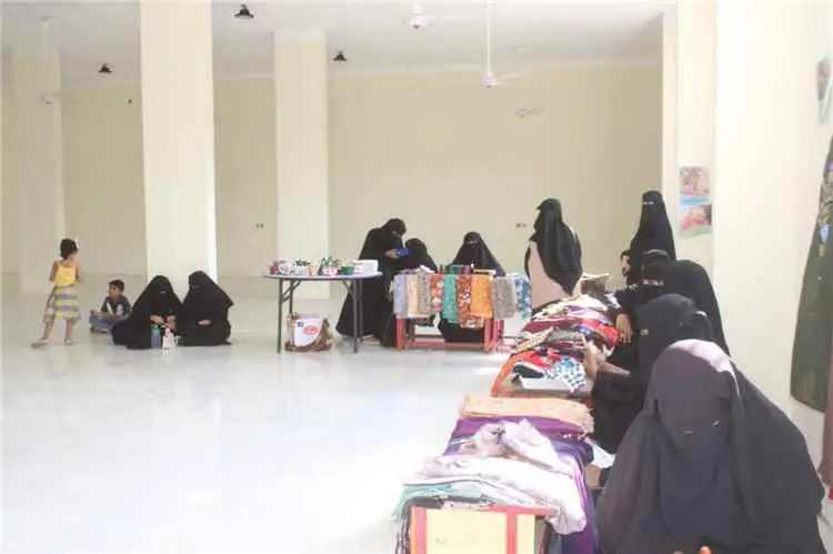 حرائر لحج ينظمن الطبق والمعرض الخيري لدعم جبهات القتال والنازحين في المضاربة ورأس العارة