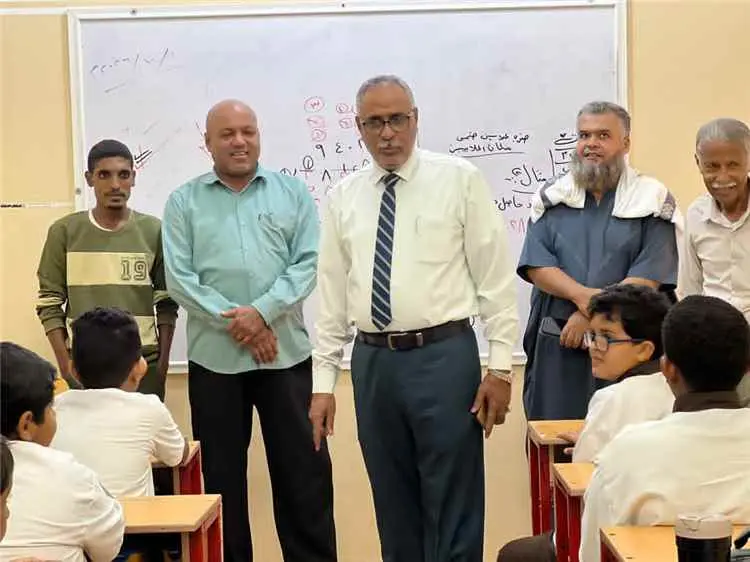 مدير تربية المكلا يتفقد مدرسة السلامة الأهلية ويشي...