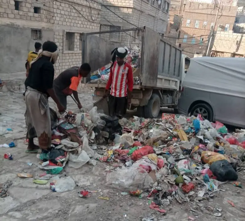 مشروع نظافة مديرية مدينة المكلا يُنفّذ حملة نظافة مكثفة وواسعة في منطقة الخزان بحي الشرج