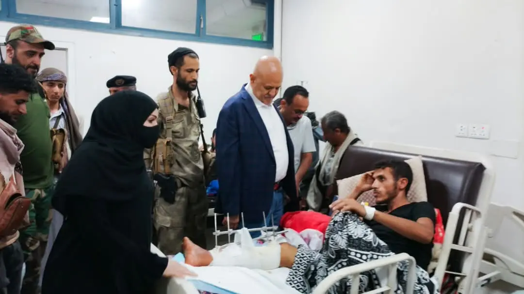 محافظ تعز يتفقد جرحى القوات المسلحة ويوجه بتقديم ا...