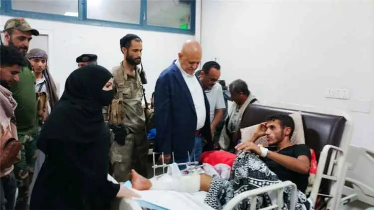 محافظ تعز يتفقد جرحى القوات المسلحة ويوجه بتقديم الرعاية الصحية الكاملة لهم