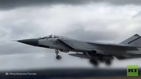 تدريب أطقم طائرات الـ"MiG-31" خلال المناورات الاست...