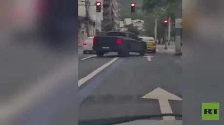 البرازيل.. سرقة سيارة تحت تهديد السلاح في مدينة ري...
