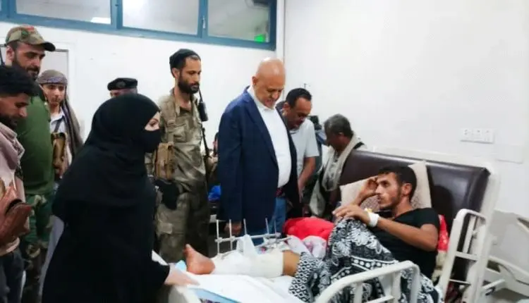 أول ظهور لمحافظ تعز عقب سقوط التربة.. رسالة صريحة...