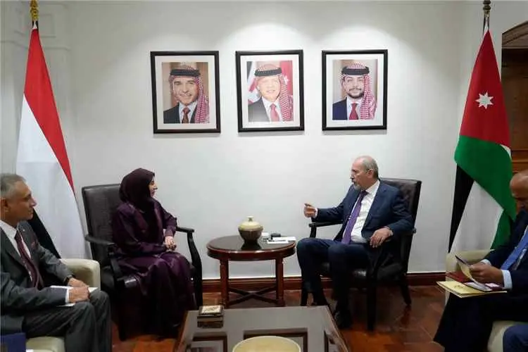 وزيرة الخارجية تبحث مع نظيرها الأردني العلاقات الثنائية وتطورات الأوضاع في اليمن والمنطقة