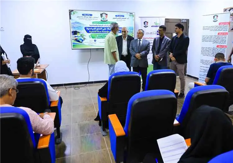 رئيس جامعة عدن يتفقد امتحانات المفاضلة على منح «صلة» لبرنامج الماجستير في البيئة والمناخ