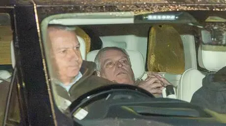 صحيفة: الأمير السابق آندرو يقاضي الشرطة بشأن الاعت...