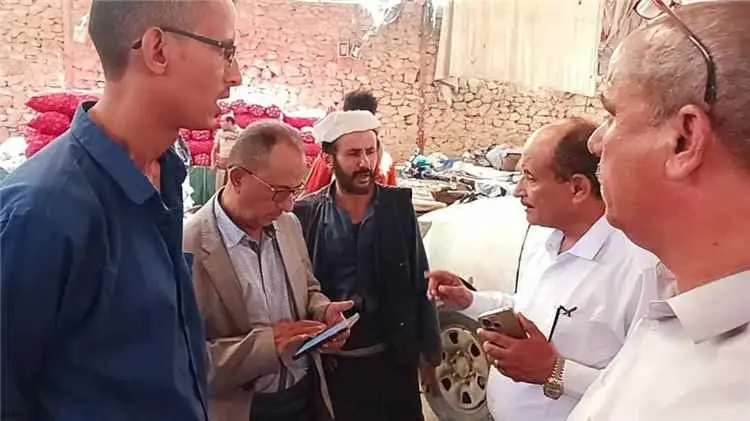 مكتب الصناعة بتعز يضبط مخالفات سعرية بأسواق الخضار...