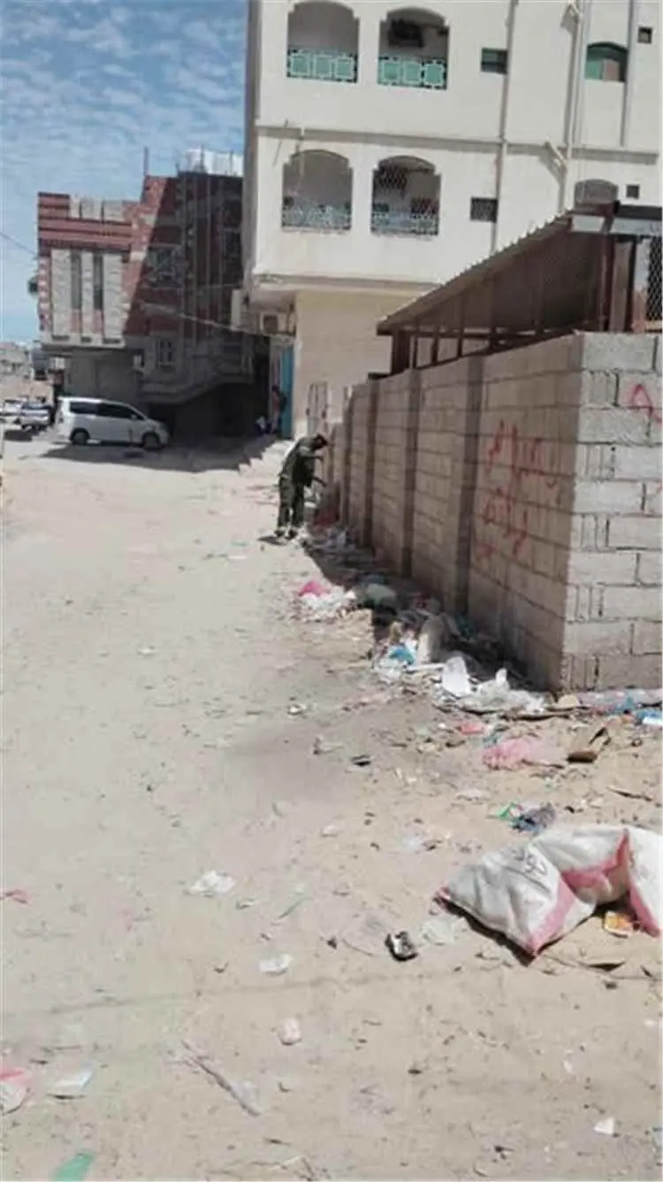 لتحسين المشهد الحضري والبيئي.. مشروع نظافة مديرية المكلا ينفذ حملة نظافة مكثفة في منطقة بويش