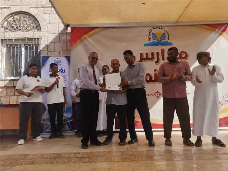 مدير تربية المكلا يشهد احتفاء مدارس النهضة النموذجية الأهلية بالمعلمين في يوم المعلم العالمي