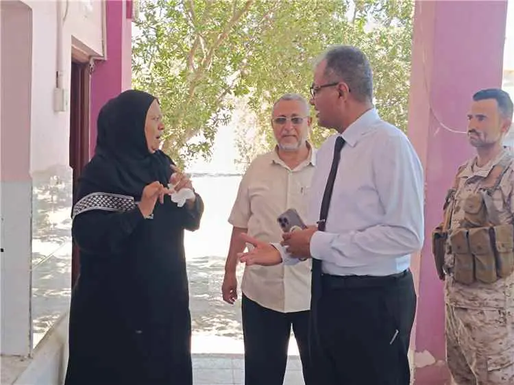 مدير عام المعلا يتفقد مركز محو الأمية وروضة الغد و...