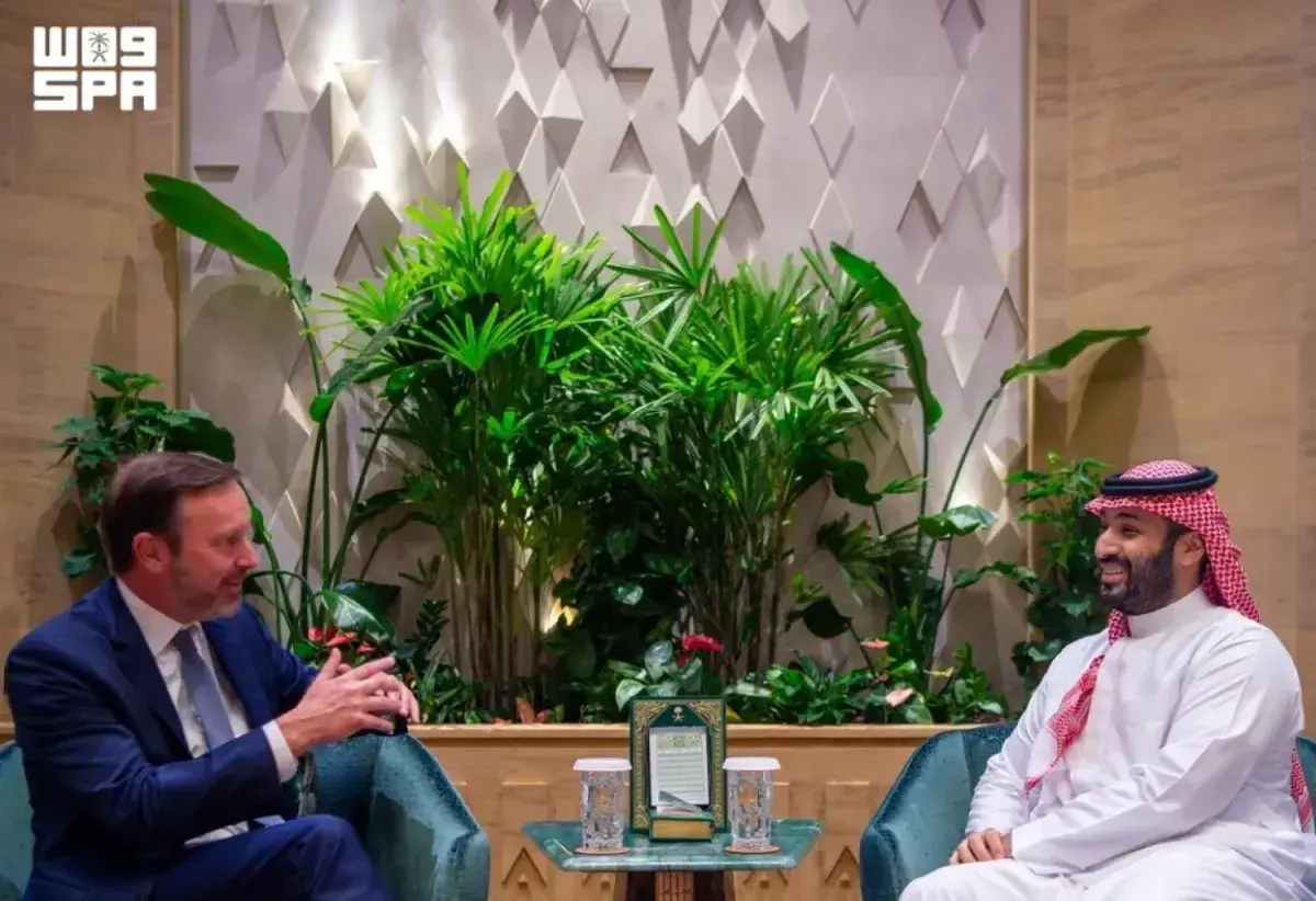 ولي العهد السعودي يناقش التطورات الإقليمية مع سينا...