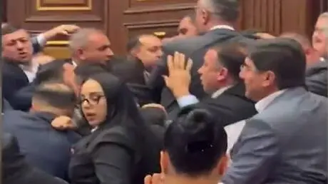 ثلاث مشاجرات جماعية بين النواب تحول البرلمان الأرم...