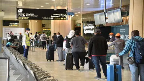 الحوثيون يستهدفون المطارات ويحذرون من الطيران فوق...