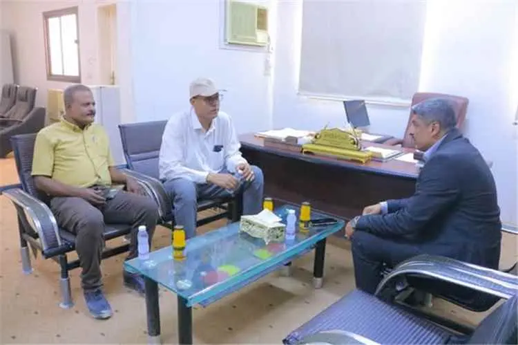 مدير عام سيئون يناقش مع مدير عام الأشغال العامة وا...