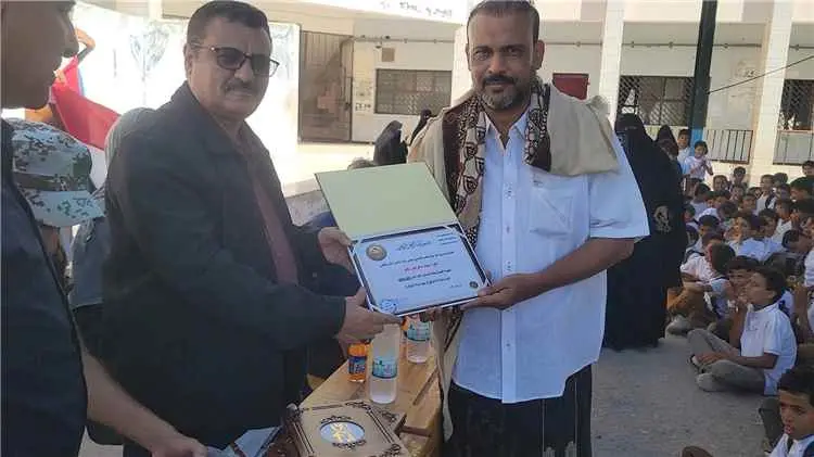 مدير عام البريقة يكرم أوائل الطلاب والمعلمين بمدرس...