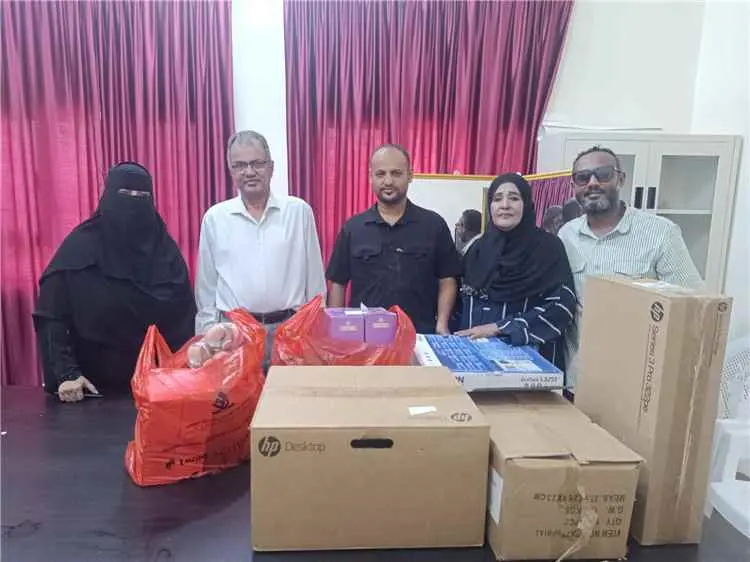 مدير عام المعلا يسلّم مركز محو الأمية أجهزة كمبيوت...