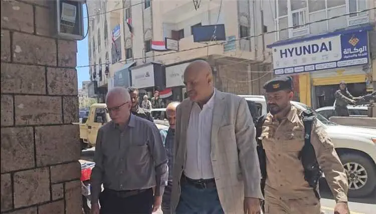 محافظ تعز يتفقد الأسواق ويؤكد استمرار توفر السلع و...